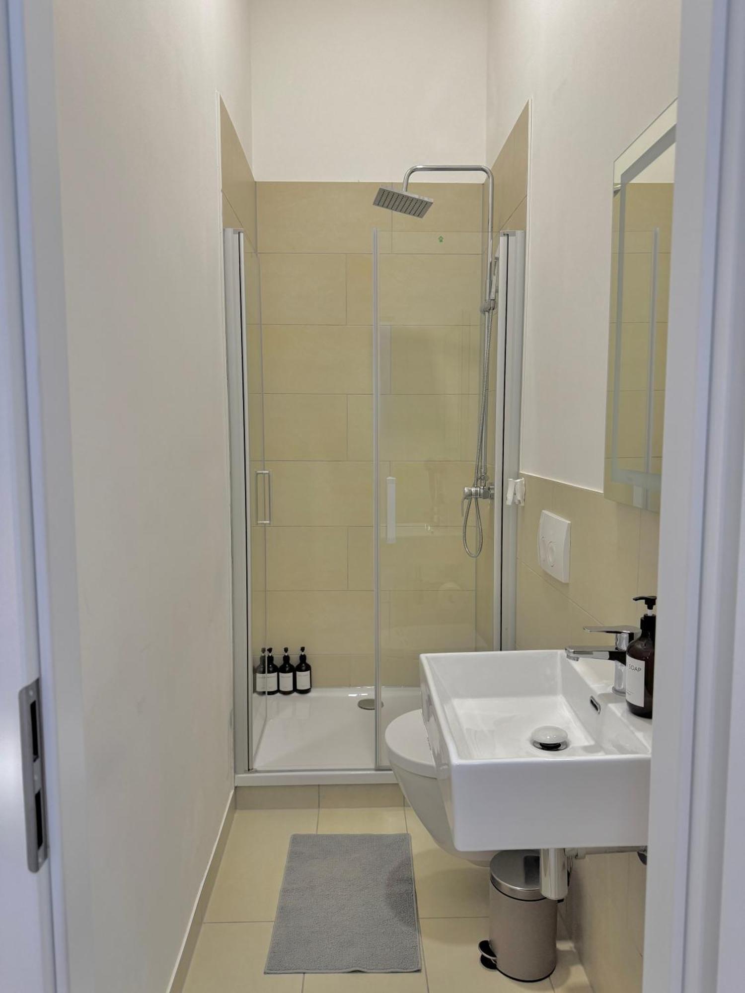 Heaven Homes - Doppelzimmer Mit Eigenem Bad Düsseldorf Esterno foto
