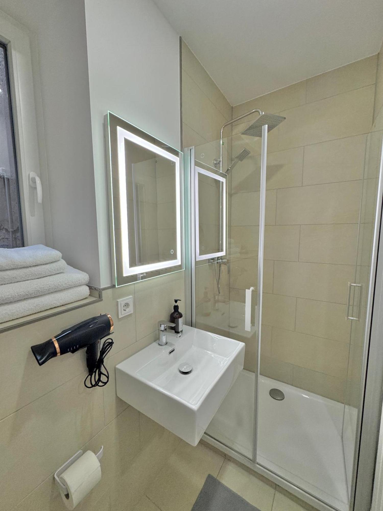 Heaven Homes - Doppelzimmer Mit Eigenem Bad Düsseldorf Esterno foto